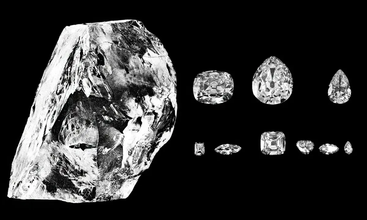 Surowy Cullinan Diamond obok swoich oszlifowanych części.