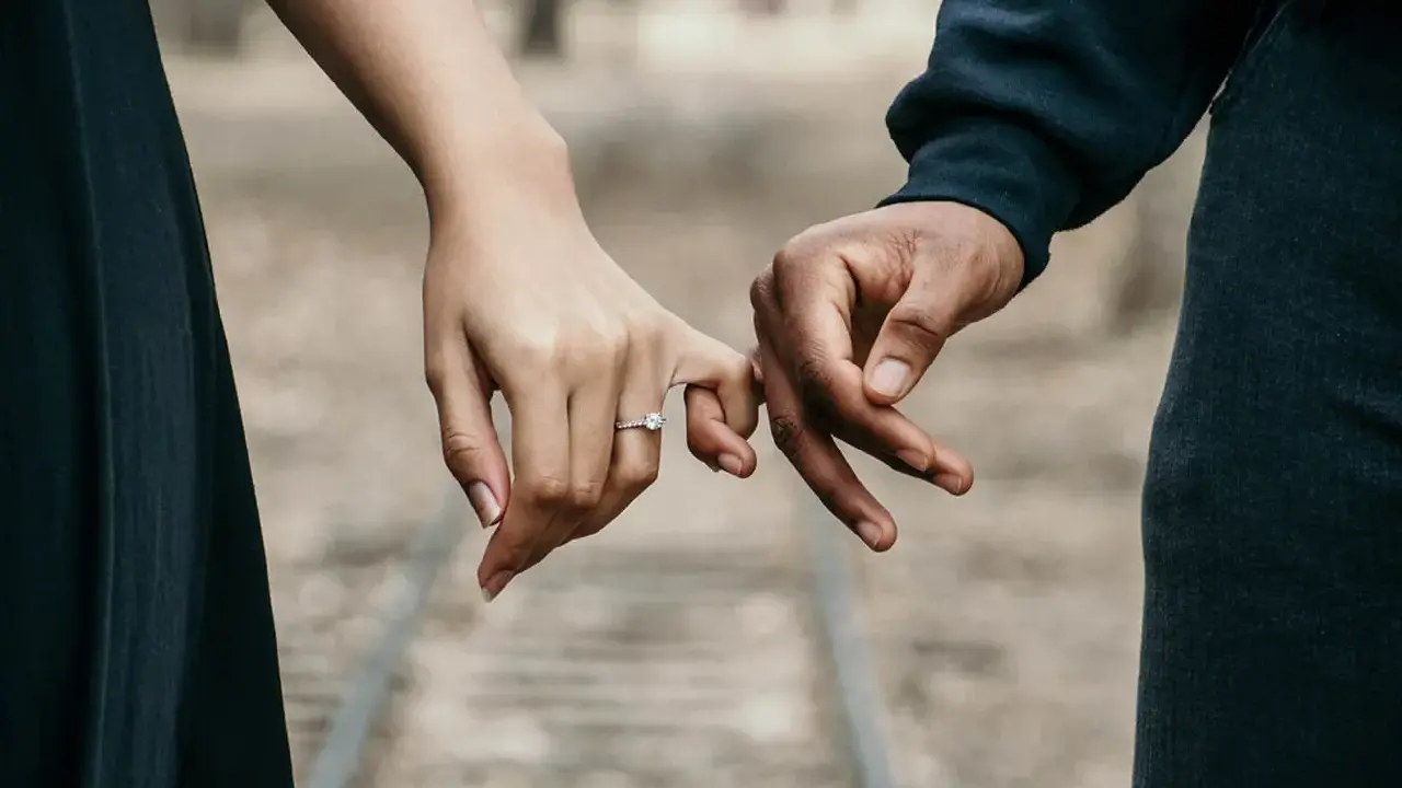 Na którym palcu nosi się obrączkę? Odkryj polskie tradycje i znaczenie