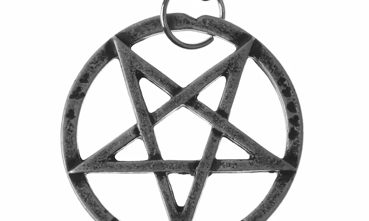 Pentagram naszyjnik znaczenie: odkryj jego głęboką symbolikę i moc