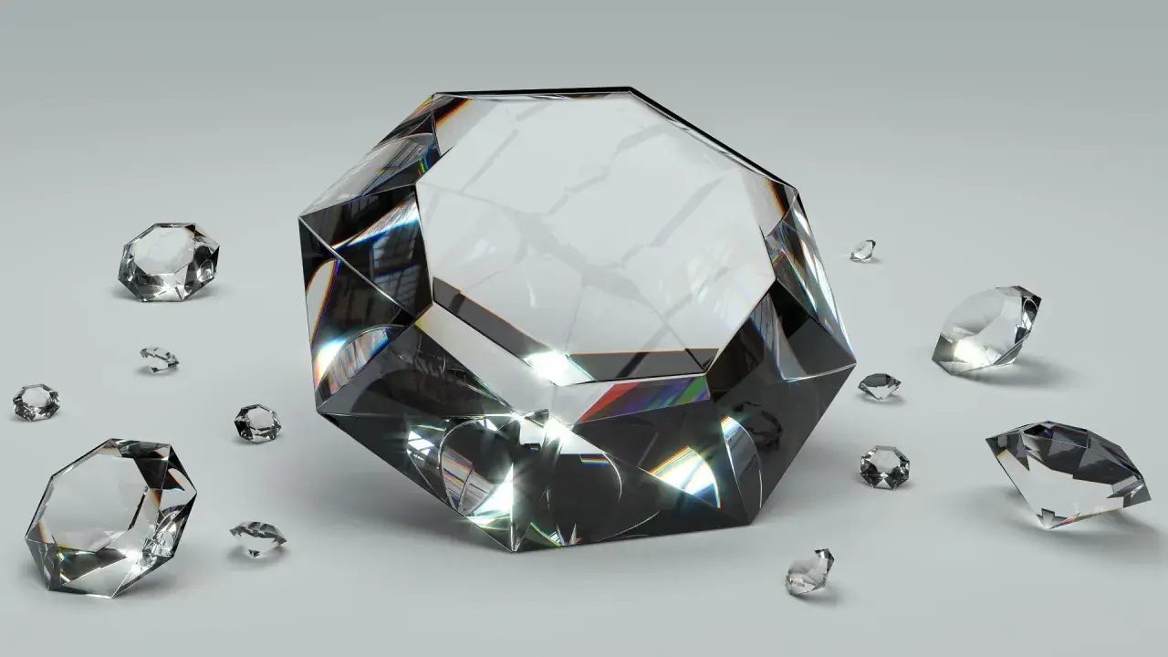 Wielki, błyszczący diament otoczony mniejszymi kamieniami. To właśnie co to diament – symbol luksusu i piękna, odbijający światło.