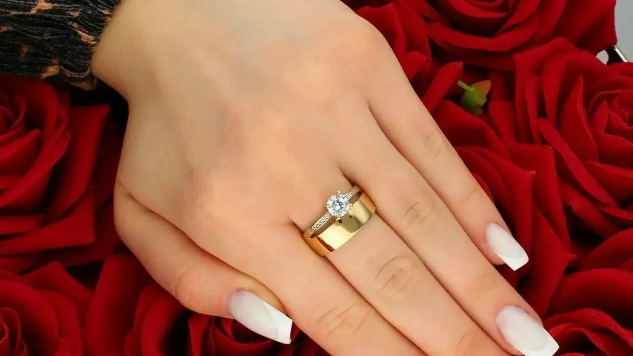 Pierścionek jak obrączka – elegancka biżuteria łącząca style