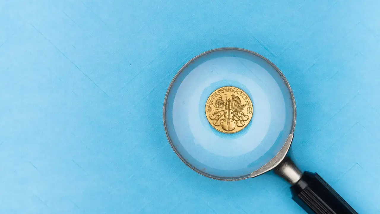 Złota moneta "Wiedeńscy Filharmonicy" pod lupą. Próba kwasowa złota potwierdza jej autentyczność.