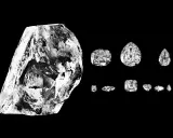 Surowy Cullinan Diamond obok swoich oszlifowanych części.