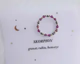 Pierścionek z granatu, rubinu i hematytu dla Skorpiona. Kamienie te dodają mocy i pewności siebie.