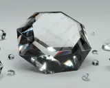 Wielki, błyszczący diament otoczony mniejszymi kamieniami. To właśnie co to diament – symbol luksusu i piękna, odbijający światło.