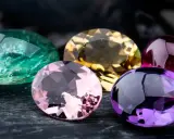 Pięć kolorowych kamieni szlachetnych: zielony, żółty, różowy, fioletowy i czerwony, ukazujących swoje magiczne właściwości.