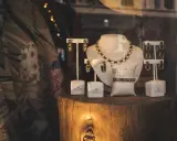 Elegancka biżuteria Capucine de Wulf. Złota bransoleta i kolczyki. Zastanawiasz się, ile kosztuje gram złota 14 karatowego?