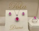 Elegancki komplet biżuterii z różowym korundem i białymi kamieniami, w tym kolczyki, naszyjnik i pierścionek, w beżowym pudełku z napisem "Diana".