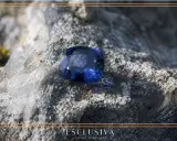 Piękny, duży, niebieski szafir na skale. Zastanawiasz się, ile kosztuje szafir tej klasy?
