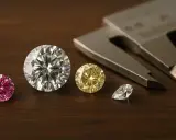 Różowe, białe i żółte diamenty obok suwmiarki. Zastanawiasz się, ile kosztuje diament?