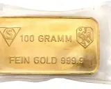 Sztabka złota 999.9 o wadze 100 gramów, w opakowaniu ochronnym.