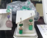 Eleganckie kolczyki z zielonymi kamieniami, przypominającymi szmaragd kolumbijski, w towarzystwie ametystu i kwarcu.