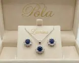 Elegancki komplet biżuterii z centralnym, głębokim szafir kamień otoczonym błyszczącymi cyrkoniami. Naszyjnik i kolczyki w pudełku z logo "Pola Lumina".