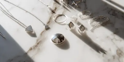 Elegancka biżuteria ze srebra próby 925. Sprawdź aktualną próbę srebra 925 cena za gram.
