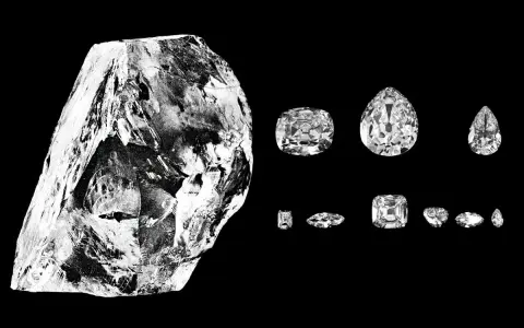Surowy Cullinan Diamond obok swoich oszlifowanych części.