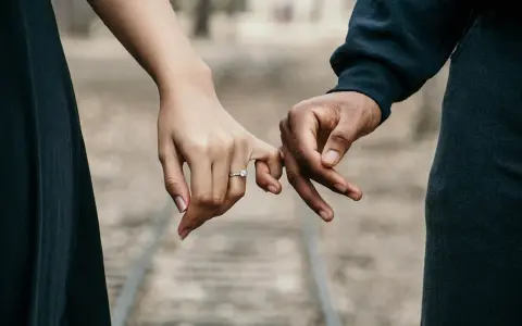 Na którym palcu nosi się obrączkę? Odkryj polskie tradycje i znaczenie