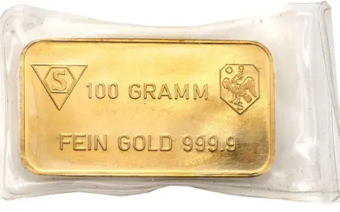 Sztabka złota 999.9 o wadze 100 gramów, w opakowaniu ochronnym.