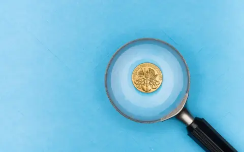 Złota moneta "Wiedeńscy Filharmonicy" pod lupą. Próba kwasowa złota potwierdza jej autentyczność.