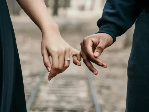 Na którym palcu nosi się obrączkę? Odkryj polskie tradycje i znaczenie