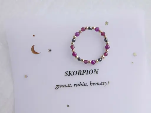Pierścionek z granatu, rubinu i hematytu dla Skorpiona. Kamienie te dodają mocy i pewności siebie.