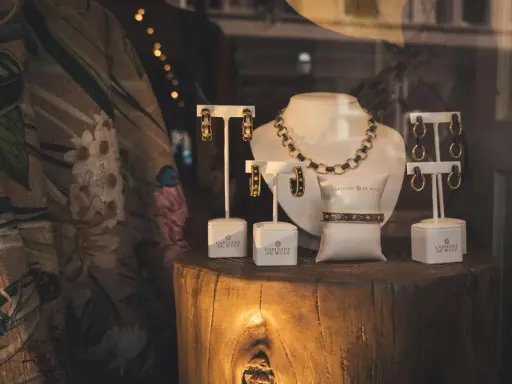 Elegancka biżuteria Capucine de Wulf. Złota bransoleta i kolczyki. Zastanawiasz się, ile kosztuje gram złota 14 karatowego?