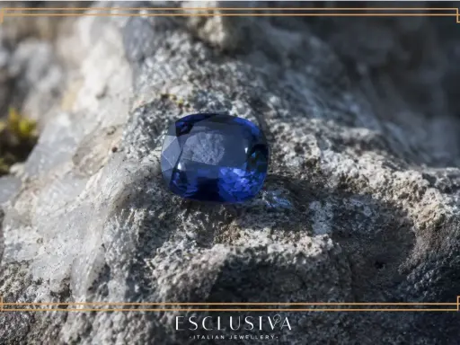 Piękny, duży, niebieski szafir na skale. Zastanawiasz się, ile kosztuje szafir tej klasy?
