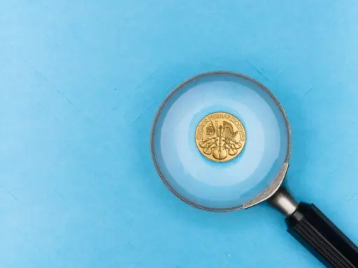 Złota moneta "Wiedeńscy Filharmonicy" pod lupą. Próba kwasowa złota potwierdza jej autentyczność.
