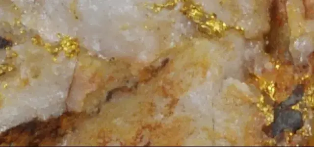Gdzie szukać złota w ziemi? Odkryj najlepsze miejsca i metody