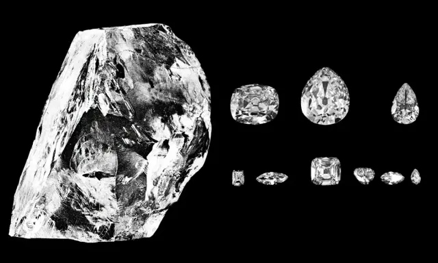 Surowy Cullinan Diamond obok swoich oszlifowanych części.
