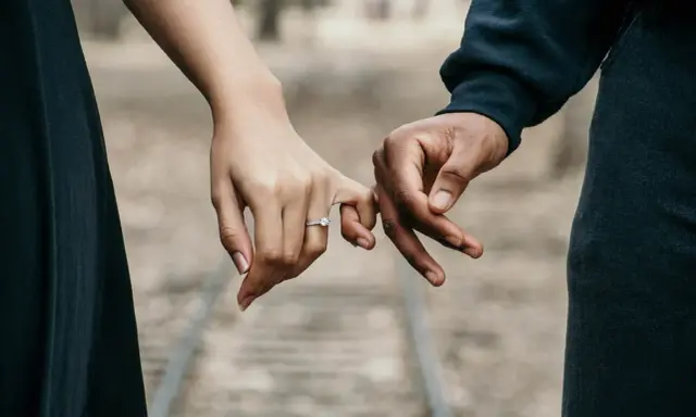 Na którym palcu nosi się obrączkę? Odkryj polskie tradycje i znaczenie