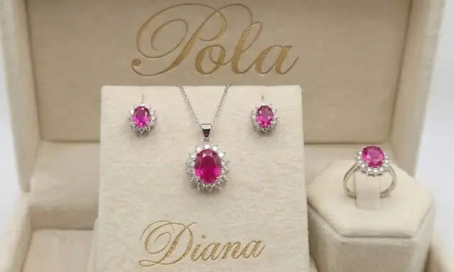 Elegancki komplet biżuterii z różowym korundem i białymi kamieniami, w tym kolczyki, naszyjnik i pierścionek, w beżowym pudełku z napisem "Diana".