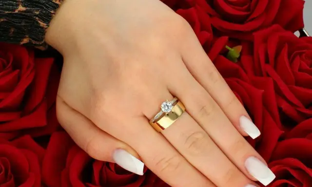 Pierścionek jak obrączka – elegancka biżuteria łącząca style