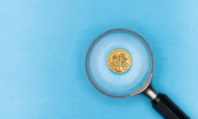 Złota moneta "Wiedeńscy Filharmonicy" pod lupą. Próba kwasowa złota potwierdza jej autentyczność.