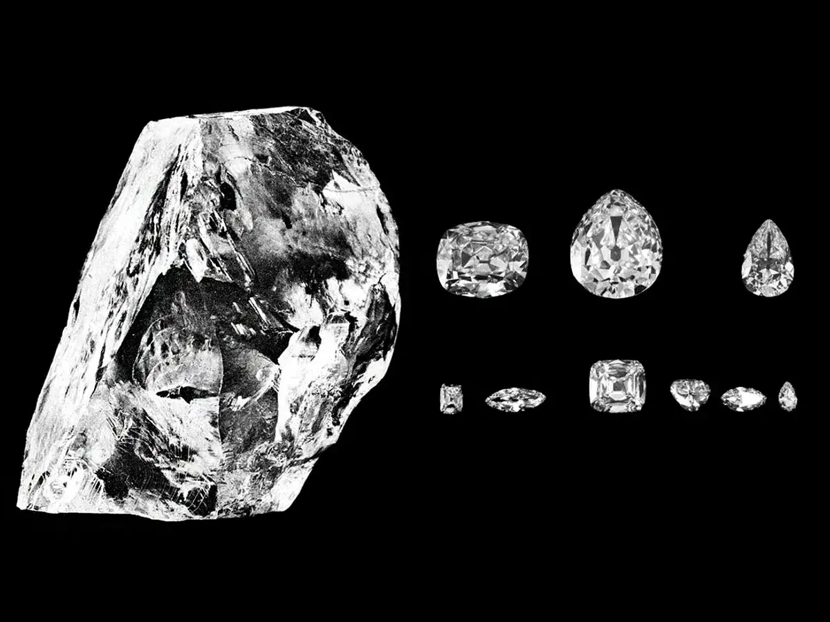 Surowy Cullinan Diamond obok swoich oszlifowanych części.