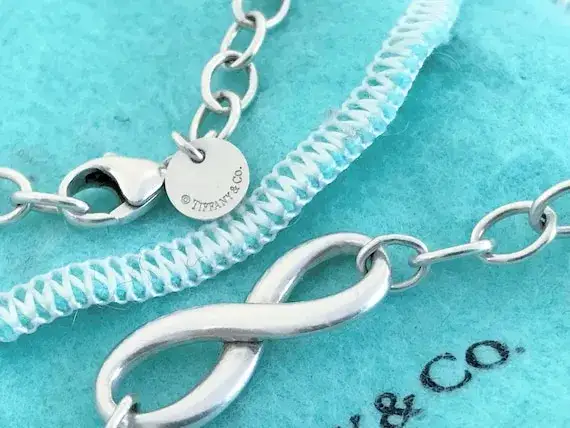 Zdjęcie Tiffany &amp; Co naszyjnik – odkryj najlepsze modele i ceny, które zachwycą